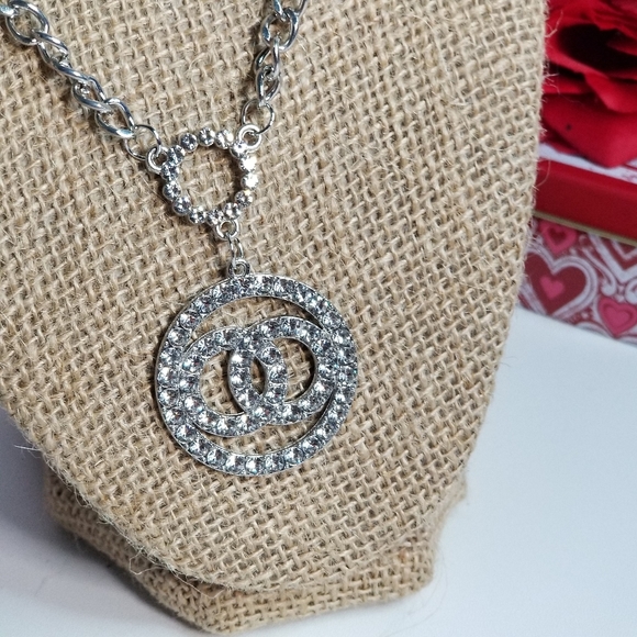 Necklace with Large Rhinestone Medallion New - Picture 4 of 8